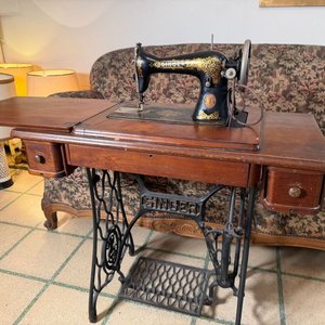 Máquina de Coser Singer Antigua con Mueble de Madera y Hierro - imagen 9