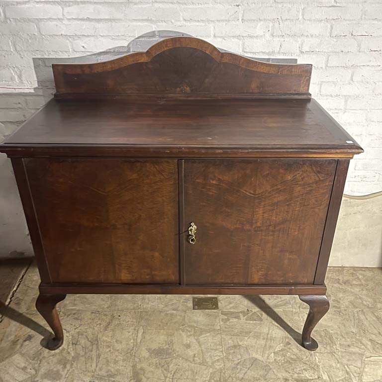 Lote anterior: Aparador Chipendale de Dos Puertas en Madera con Hardware de Oro