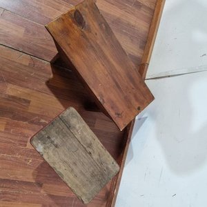 L 506 - 2 Piezas - Par de banquetas en madera con acabado rustico y detalles de pintura en las patas (Medidas 64x28x34cm) - imagen 4