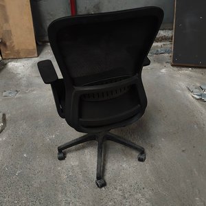 Silla de Oficina Negra con Respaldo de Malla y Ruedas - imagen 2