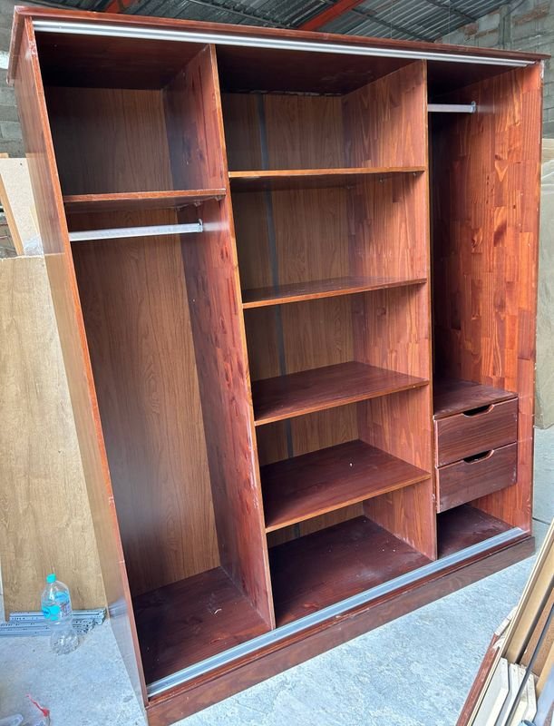 Mueble de madera con puertas corredizas y estantes - imagen 2