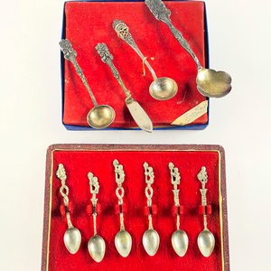 Conjunto de 10 Cucharitas de Metal con Cabo Labrado y Caja Original - imagen 2