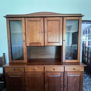 Lote siguiente: Aparador con Alzada de Madera Oscura, 8 Puertas y 4 Cajones