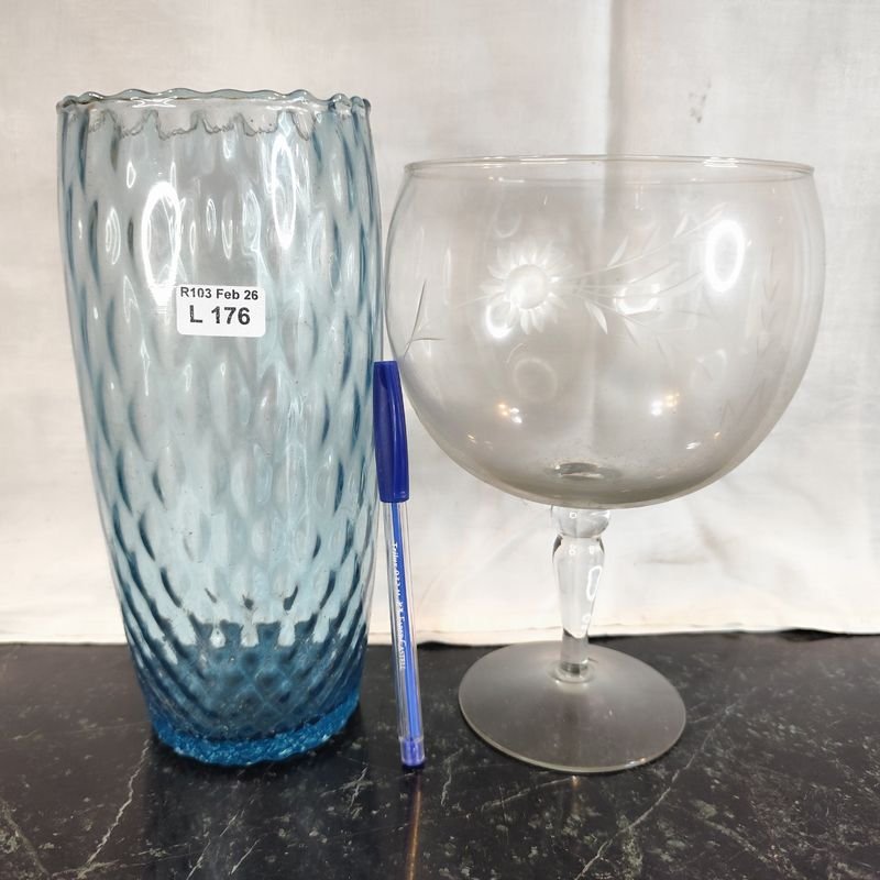 Lote anterior: Vaso de cristal tallado al ácido y florero azul