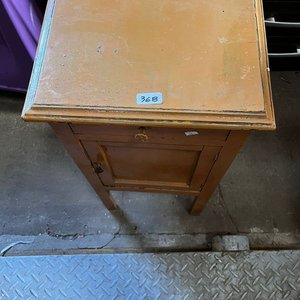 Mesa de Luz Antigua con 1 Puerta y 1 Cajón - Madera Barnizada - imagen 1