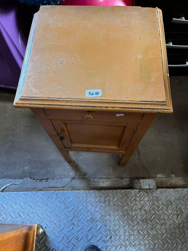 Mesa de Luz Antigua con 1 Puerta y 1 Cajón - Madera Barnizada