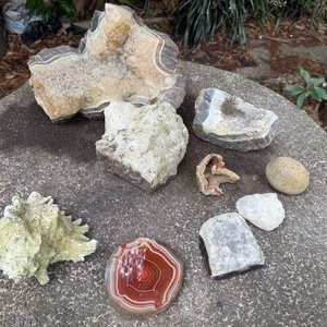 Conjunto Decorativo de Rocas, Minerales y Caracol Marino - imagen 1