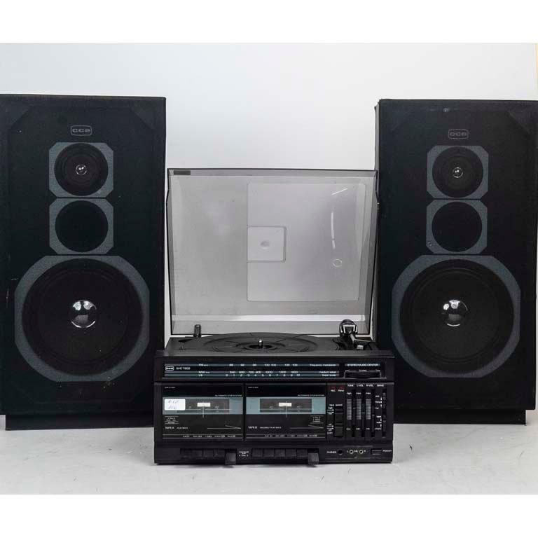 Equipo de Sonido CCE con Tocadiscos y Doble Cassette, Incluye 2 Parlantes