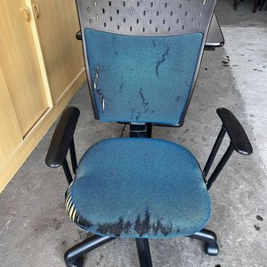 Escritorio Negro con Silla Azul y Reposapiés - imagen 4