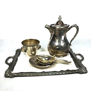 Lote anterior: Bandeja Rectangular con Cafetera, Taza, Platos y Cucharas de Metal Plateado