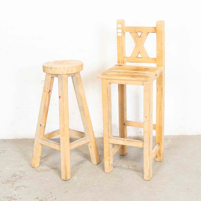 Silla Alta y Taburete Rústico en Pino sin Lustre