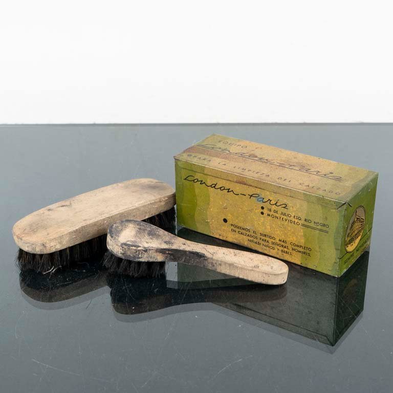 Lote anterior: Kit de limpieza de zapatos con caja y cepillos