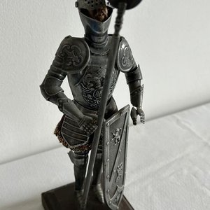 Escultura Caballero Medieval con Armadura y Escudo Decorativo - imagen 2