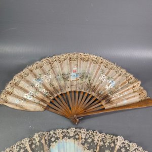 Lote de Tres Abanicos Antiguos: Nácar Decorado y Madera Pintada a Mano - imagen 7