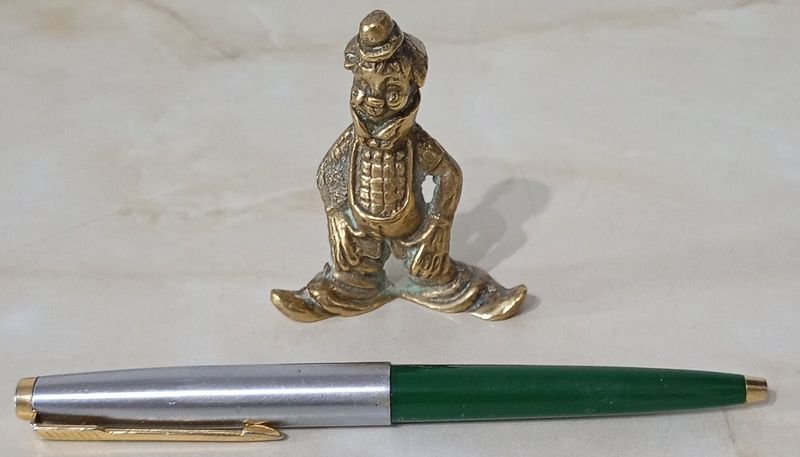 Lote siguiente: Figura de Bronce con Corona