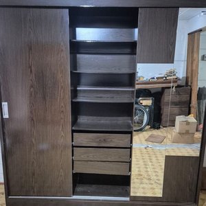 Ropero de Madera Oscura con Tres Puertas Corredizas y Espejo Central - imagen 5