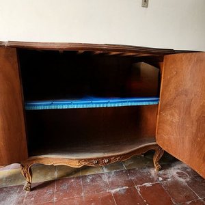 Antiguo Mueble Bargueño de Madera con Patas Curvas y Detalles Tallados - imagen 3