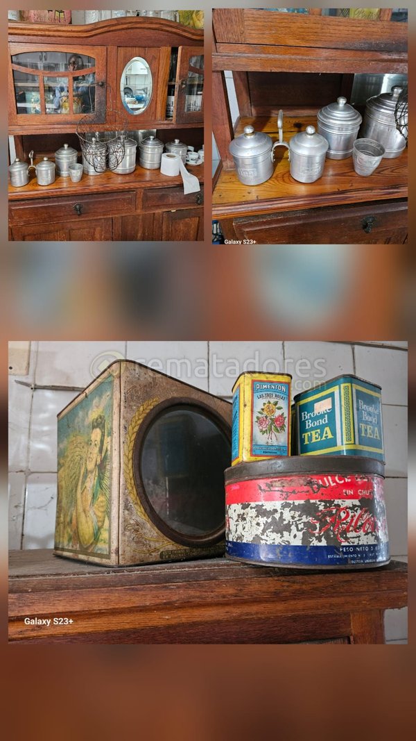 Mueble de madera con vitrina y antigüedades de cocina