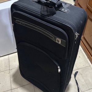 Lote siguiente: Valija de viaje negra grande