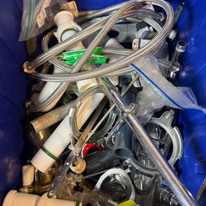 Cajón Azul de PVC con Tapa y Varios Accesorios de Grifería - imagen 2