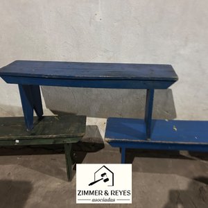Lote siguiente: Tres bancos de madera rústicos, pintados