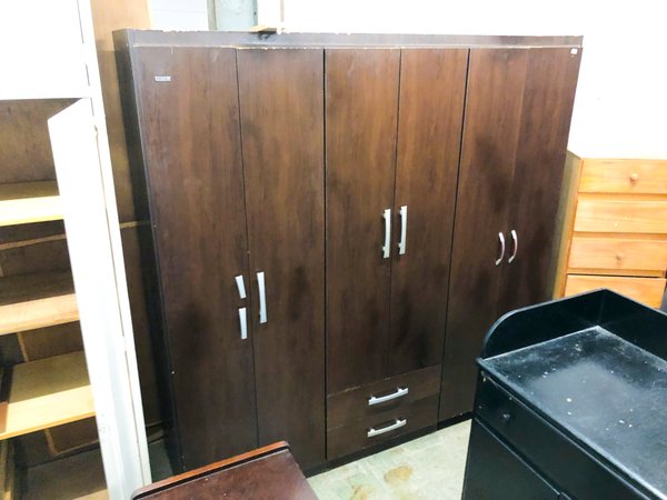 Placard de madera oscuro con 6 puertas y 2 cajones