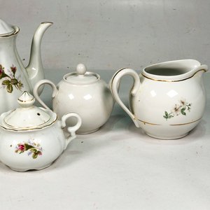 Conjunto de 5 Piezas de Porcelana: Lechera, Azucarero y Teteras - imagen 3