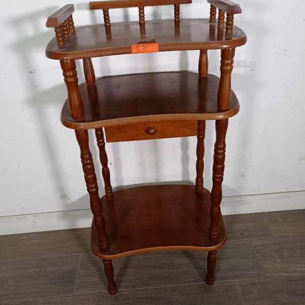 Mesa Auxiliar de Madera con Estante, Cajón y Barandilla - imagen 1