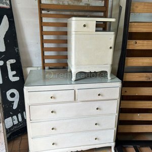 Lote anterior: Cómoda Blanca Antigua con Cajones y Mesita de Luz