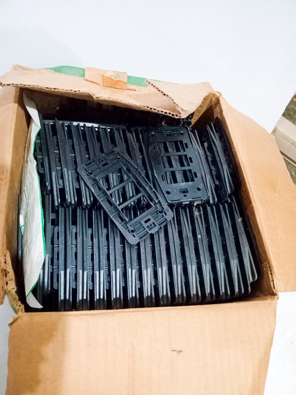 Caja con material eléctrico y accesorios para plaquetas - imagen 3
