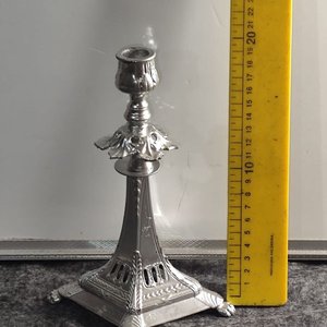 Porta Velas de Metal Plateado Estilo Clásico - imagen 1