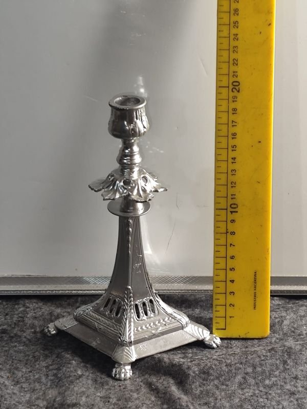 Porta Velas de Metal Plateado Estilo Clásico