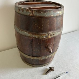 Barril de Roble Decorativo con Canilla y Tapa - imagen 2