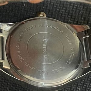 Reloj Armitron Elegante Esfera Azul Zafiro con Índices Brillantes y Detalles Dorados - imagen 5