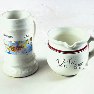 Lote siguiente: Jarra Cervecera Estilo Vintage y Jarra Blanca "Vin Rouge"