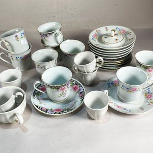 Lote anterior: Conjunto de Tazas y Platos con Diseño Floral