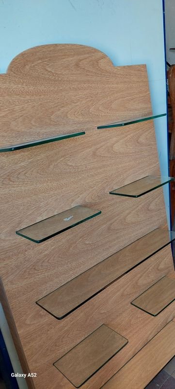 Excibidor con estantes de vidrio para decorar tu hogar - imagen 3