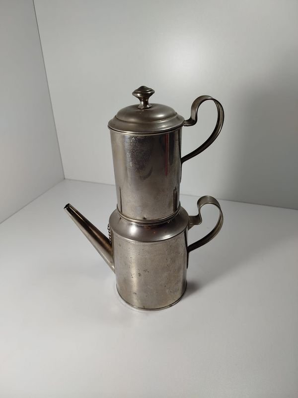 Curiosa y rara cafetera modelo moka en acero