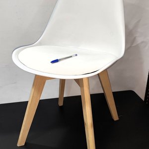 Juego de Comedor Estilo Eames: Mesa Negra Laqueada y 4 Sillas Blancas con Patas de Madera - imagen 5