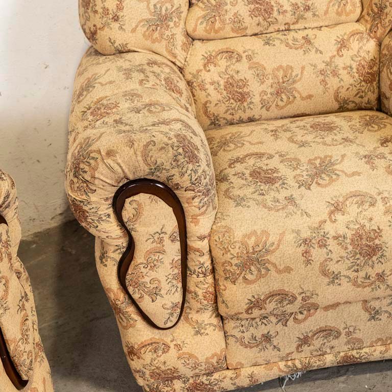 Sillones antiguos tapizados en tela floreada - imagen 2