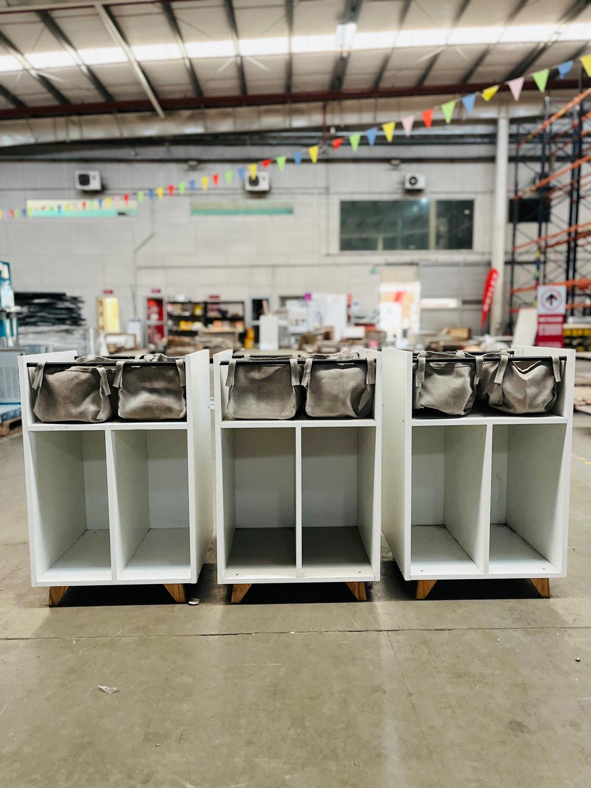 Juego de 3 Muebles Organizadores Blancos con Bolsas de Tela