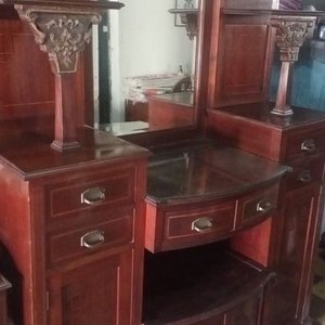 Lote siguiente: Tocador Victoriano Italiano en Cedro con Espejo y 7 Cajones