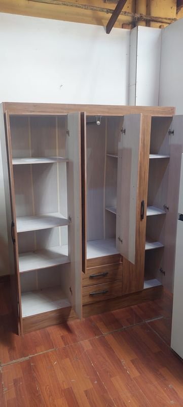 Mueble de madera con muchas estanterías y perchero - imagen 2