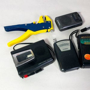Lote de 7 piezas: Radiograbadores Sony, Casio, Atkinson, Sonivox, pinza pela cables y puntero para plancha eléctrica - imagen 2