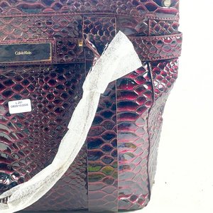 Cartera Calvin Klein Marrón Reptil con Pañuelos Estampados - imagen 3