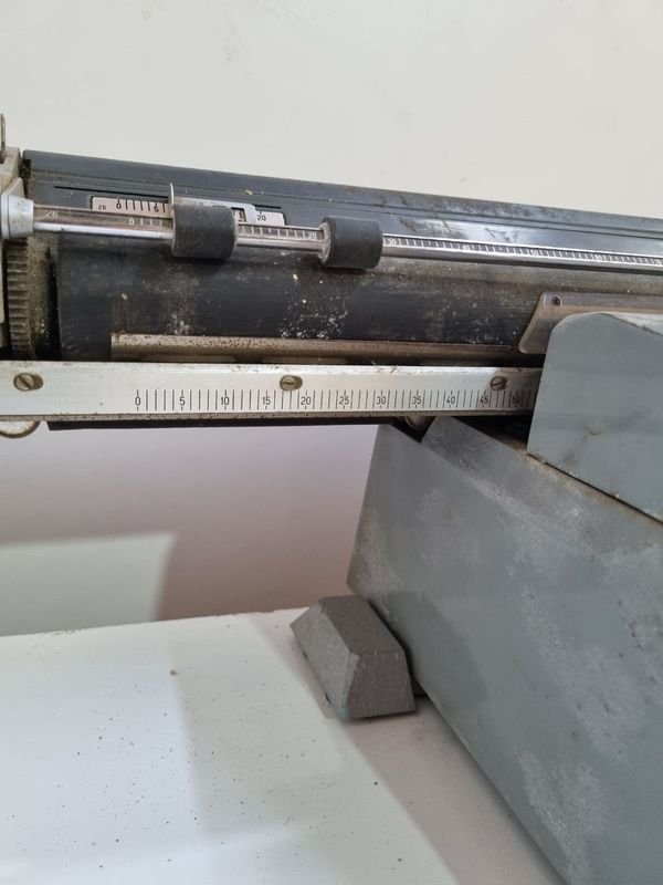 Maquina De Escribir Olivetti en Mal Estado - imagen 7