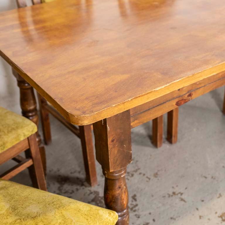 Mesa de comedor con cinco sillas tapizadas en buen estado - imagen 3