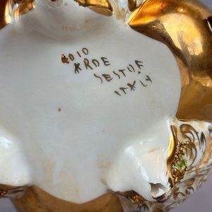 Bombonera Capodimonte de Cerámica Dorada y Blanca con Detalles Verdes - 22 cm - imagen 3