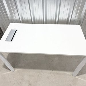 Escritorio Blanco Moderno con Estructura Metálica y Tapa de Madera - imagen 4