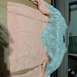 Lote siguiente: Buzo de Lana Rosa y Gris Talle S/M
